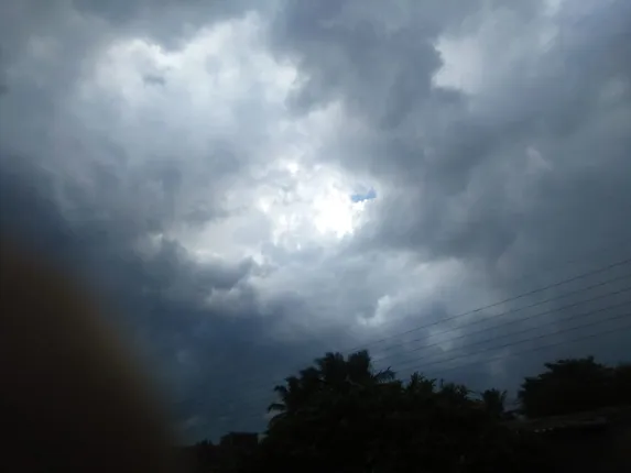 ଭୁବନେଶ୍ୱର ଆକାଶରେ ବାଦଲ ଭିତରେ ଲୁଚିଛି ସୂର୍ଯ୍ୟ।