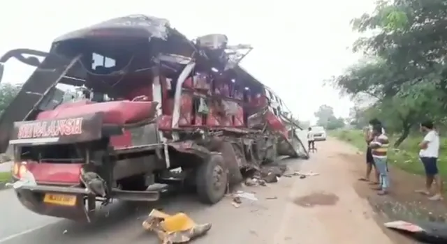 ଜୀବିକା ପାଇଁ ଜୀବନ ଗଲା : ଶ୍ରମିକଙ୍କୁ ନେଇ ଗୁଜରାଟ ଯାଉଥିବା ବସ୍‌ ଦୁର୍ଘଟଣାଗ୍ରସ୍ତ; ୮ ମୃତ, ୨୦ ଆହତ