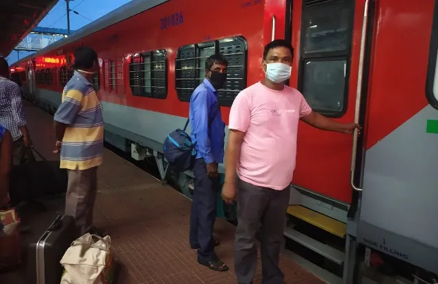 କରୋନା ଭୟକୁ ବଳିଗଲା ଭୋକର ଜ୍ୱାଳା : ପୁଣି ସୁରତମୁହାଁ ହଜାର ହଜାର ଓଡ଼ିଆ