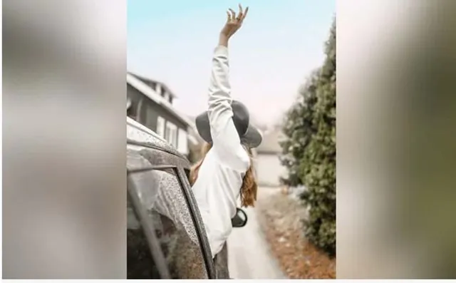 କାର ଝରକାରୁ ବାହାରି ଭିଡିଓ ପ୍ରସ୍ତୁତ କରିବା ଯୁବତୀଙ୍କୁ ମହଙ୍ଗା ପଡ଼ିଲା