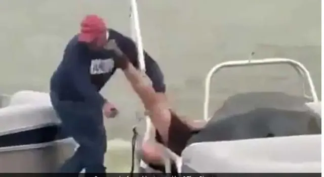 ବୋଟରେ ଚଢ଼ି ଯୁବତୀଙ୍କୁ ବିବାହ ପ୍ରସ୍ତାବ ଦେବା ଯୁବକଙ୍କୁ ମହଙ୍ଗା ପଡ଼ିଲା; ମୁହଁରେ ପଡ଼ିଲା ଗୋଇଠା ପାହାର