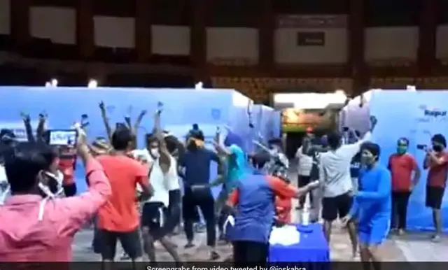 କରୋନା ଆକ୍ରାନ୍ତଙ୍କ ଭିଡିଓ ସେୟାର କରି ଆଇପିଏସ୍ ଅଧିକାରୀ କହିଲେ, ଏମିତି ନାଚିଲେ କରୋନା ନିଶ୍ଚୟ ହାରିଯିବ