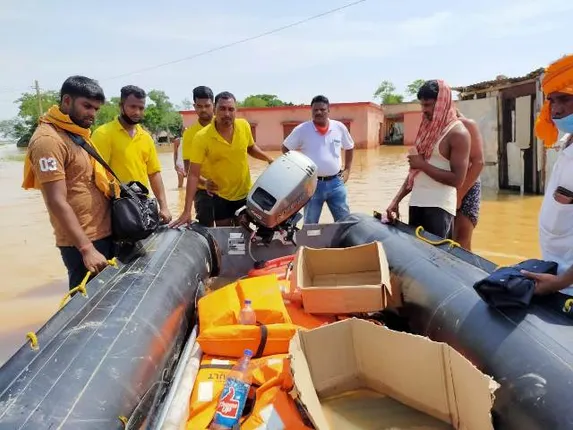 ବନ୍ୟା ବିପନ୍ନଙ୍କୁ ଉଦ୍ଧାର ପାଇଁ ଯାଉଥିବା ବୋଟ ଦୁର୍ଘଟଣା ଗ୍ରସ୍ତ; ଅଳ୍ପକେ ବର୍ତିଲେ ଅଗ୍ନିଶମ କର୍ମଚାରୀ, ସାମ୍ବାଦିକ ଏବଂ ସରପଂଚ