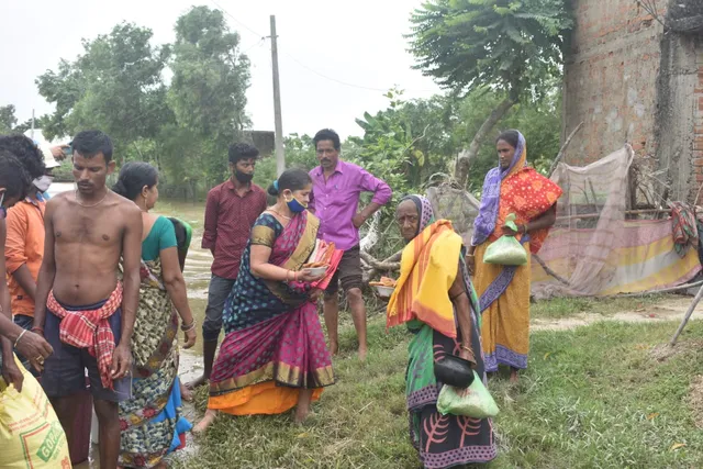 ୮୦ କିଲୋମିଟର ଦୂର ଯାଇ ବନ୍ୟା ବିପନ୍ନଙ୍କୁ  ଖାଦ୍ୟ ଓ ବସ୍ତ୍ର ବାଣ୍ଟିଲେ ମହିଳା ଚାଷୀ ଛାୟାରାଣୀ