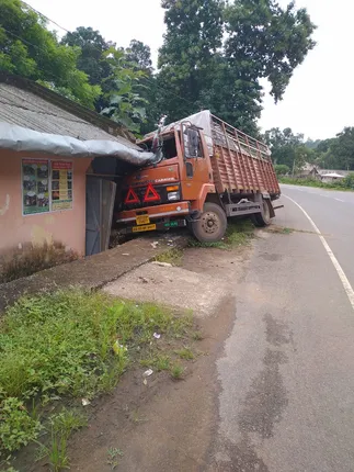 ଭାରସାମ୍ୟ ହରାଇ ଆର ଆଇ ଅଫିସକୁ ପଶିଲା ଥଣ୍ଡା ବୋଝେଇ ଟ୍ରକ