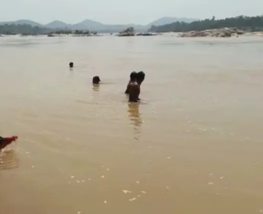 ଗତକାଲି ବ୍ରାହ୍ମଣୀ ନଦୀରେ ବୁଡ଼ି ନିଖୋଜ ହୋଇଥିବା ଦୁଇଛାତ୍ରଙ୍କ ମଧ୍ୟରୁ ଜଣଙ୍କ ମୃତଦେହ ଉଦ୍ଧାର