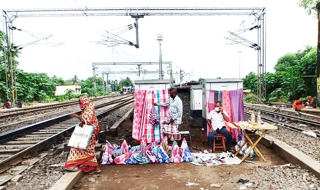 ଦୁଇ ରେଳ ଲାଇନ ମଝିରେ ଚାଲିଛି ବିପଦପୂର୍ଣ୍ଣ ବେପାର। (ଫଟୋ: ମନୋଜ ବିଶ୍ୱାଳ, ବାଲେଶ୍ୱର)