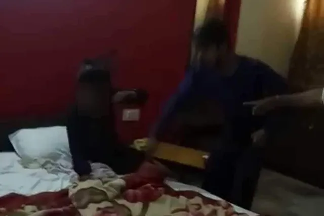 ହୋଟେଲ୍ ରୁମ୍ ଭିତରେ ଅନ୍ୟ ପୁରୁଷ ସହିତ ଆପତ୍ତିଜନକ ଅବସ୍ଥାରେ ପତ୍ନୀଙ୍କୁ ଦେଖି ଗୋଟିଏ ମିନିଟରେ ୩୦ଥର ଚପଲରେ ପିଟିଲେ ସ୍ବାମୀ