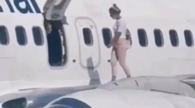 ଗରମ ଲାଗିବାରୁ ବିମାନର ଜରୁରୀକାଳୀନ ଦ୍ୱାର ଖୋଲି ଦେଲେ ମହିଳା ଯାତ୍ରୀ