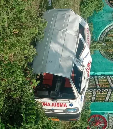 ଓଲଟିଲା ଆମ୍ବୁଲାନ୍ସ: ୩ ଗୁରୁତର, ଡ୍ରାଇଭର୍ ଫେରାର୍