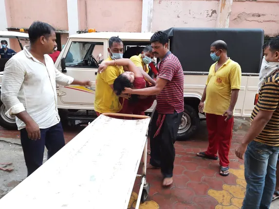 କୂଅକୁ ‌ଡେଇଁଲେ ସ୍ତ୍ରୀ, ବଞ୍ଚାଇବା ପାଇଁ ସ୍ବାମୀ ବି ଡେଇଁଲେ; ଉଦ୍ଧାର କଲା ଦମକଳ ବାହିନୀ