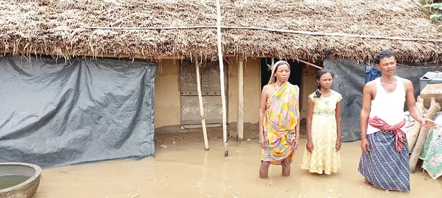 ବଢ଼ୁଛି ବନ୍ୟା ଦୁର୍ଦ୍ଦଶା : ପାଣିରେ ବତୁରିଗଲା କଚ୍ଚାଘର