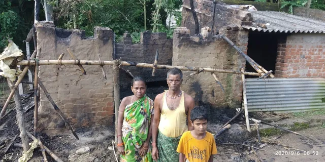 ମଞ୍ଚେଶ୍ବର ଥାନା ପୁଲିସ୍‌ର ନିଷ୍କ୍ରିୟତା : ଜମି ନ ଛାଡ଼ିବାରୁ ଘର ପୋଡ଼ି ଦେଲେ ଦୁର୍ବୃତ୍ତ, ନିଶ୍ଚିତ ମୃତ୍ୟୁମୁଖରୁ ବର୍ତ୍ତିଗଲା ପରିବାର