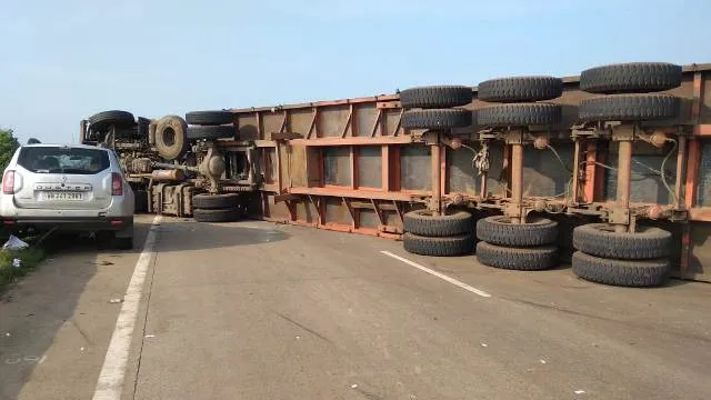 ଭାରସାମ୍ୟ ହରାଇ ଓଲଟିଲା କଣ୍ଟେନର୍: ପଛପଟୁ ପିଟିଲା କାର୍, ୨ ଗୁରୁତର, ଉଭୟେ ବାଲେଶ୍ବର ଜିଲ୍ଲା ମୁଖ୍ୟ ଚିକିତ୍ସାଳୟରେ ଭର୍ତ୍ତି