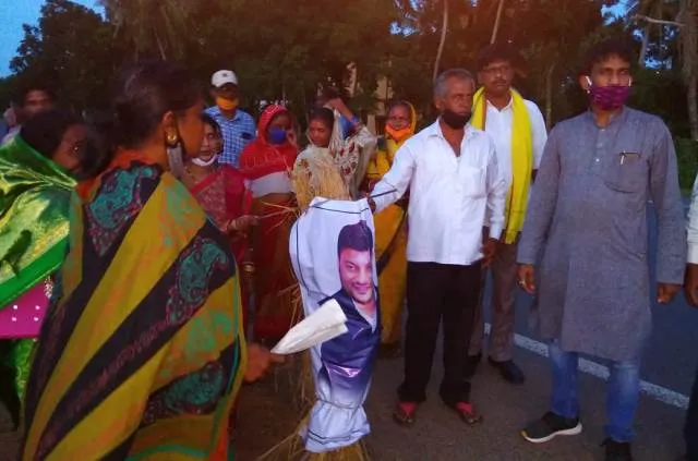 ଆଳି : ବିଜେପି ମହିଳା ମୋର୍ଚ୍ଚା ପକ୍ଷରୁ ସାଂସଦ ଅନୁଭବଙ୍କ କୁଶପୁତ୍ତଳିକା ଦାହ