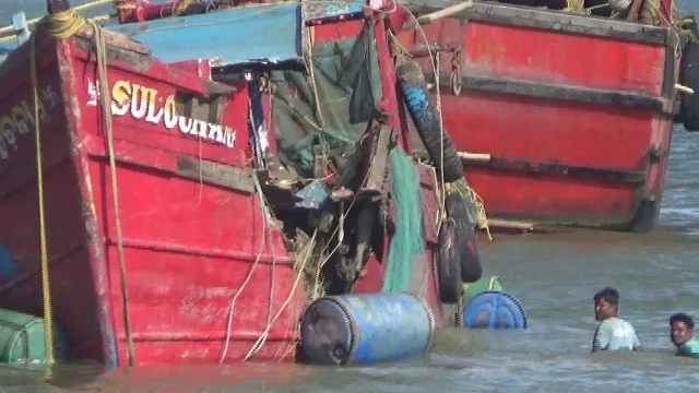 ଗଭୀର ସମୁଦ୍ରରେ ଦୁର୍ଘଟଣା: ପାଣିରେ ଭାସୁଥିବା ବେଳେ ମଧ୍ୟରାତ୍ରିରେ ଉଦ୍ଧାର ହେଲା ମାଛଧରା ବୋଟ୍