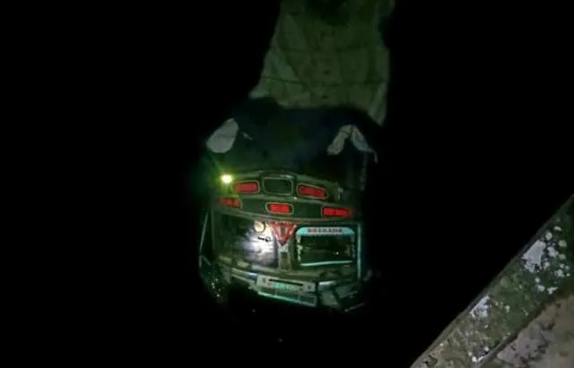 ହରଭଙ୍ଗା : ଓଭର ଟେକ କରିବାକୁ ଯାଇ ପୋଲରୁ ଖସିଲା ଟ୍ରକ