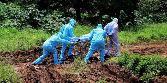 ସଂପର୍କୀୟମାନେ ଭୟରେ ମୁହଁ ଫେରାଇ ନେଉଥିବା ବେଳେ କୋଭିଡ୍‌-୧୯ ମୃତକଙ୍କର ସମ୍ମାନର ସହ ଅନ୍ତିମ ସଂସ୍କାର କରୁଛନ୍ତି ଏହି ସ୍ବେଚ୍ଛାସେବୀ