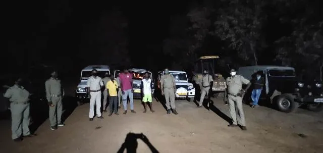 ଶ୍ୟାମାଖୁଣ୍ଟା ତହସିଲ ଅଧିନରେ ଥିବା ବେଆଇନ କ୍ରସର୍ ଉପରେ ଚଢ଼ଉ : ଲକ୍ଷାଧିକ ଟଙ୍କାର ଲଘୁ ଖଣିଜ ଜବତ, ୩ କର୍ମଚାରୀ ଅଟକ