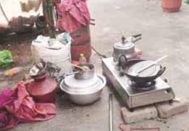 କଟକ : ତିନି ଦିନ ହେଲା ଛାତ ଉପରେ ବିତୁଛି ଜୀବନ, ୧୫ ହଜାର ପରିବାର ଜଳବନ୍ଦୀ