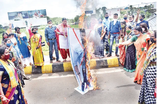 ଅନୁଭବଙ୍କ ଇସ୍ତଫା ଦାବିରେ ବିଜେପି ମହିଳା ମୋର୍ଚ୍ଚାର ବିକ୍ଷୋଭ