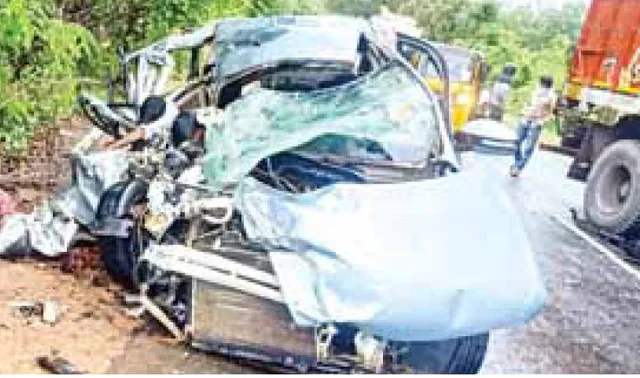 ଦୁର୍ଘଟଣାରେ ୬ ଜୀବନ ଗଲା: ଟ୍ରକ୍‌କୁ ପିଟିଲା ଇନୋଭା, ୨ ମୃତ