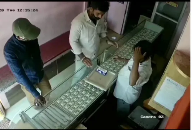 ଗ୍ରାହକ ସାଜି ଝାମ୍ପିନେଲେ ୩ ଲକ୍ଷ ଟଙ୍କାର ଅଳଙ୍କାର