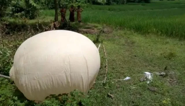 ଜମିରେ ହଠାତ ଏକ ପାରାଚ୍ୟୁଟ ପଡ଼ିଥିବା ଦେଖି ସ୍ଥାନୀୟ ଲୋକେ ଆତଙ୍କିତ : ଭାରତ ସରକାର ଲେଖା ରହିବା ସହ ଅଶୋକ ସ୍ତମ୍ଭ ଚିହ୍ନ ରହିଛି