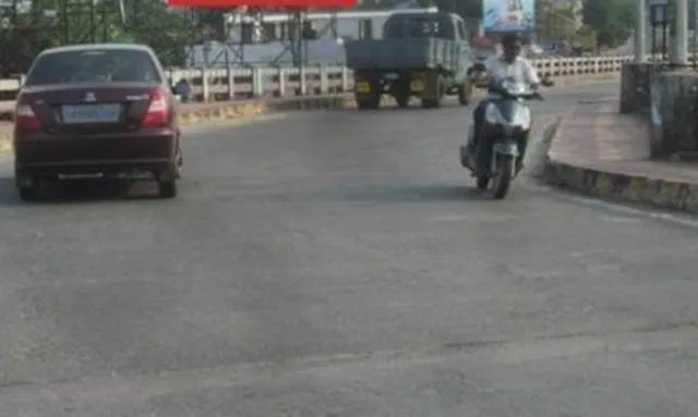 ପୁଲିସ୍‌ ଭ୍ୟାନ୍ ଧକ୍କାରେ ଯୁବତୀ ଗୁରୁତର, ମାଉସୀ ମା’ ଛକରେ ଉତ୍ତେଜନା