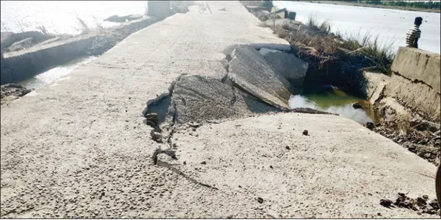 ବନ୍ୟାରେ ଧସିଛି ରାସ୍ତା, ଯାତାୟାତ ବାଧାପ୍ରାପ୍ତ