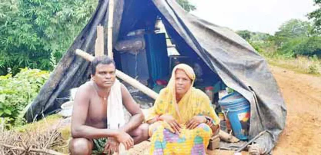 ଭୂଇଁରେ ଲୋଟିଛି ଗରିବଙ୍କ କୁଡ଼ିଆ, ବନ୍ୟା ଆସିଲେ ବନ୍ଧହୁଡ଼ା ଆଶ୍ରା