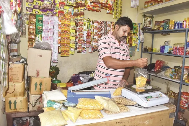 କରୋନା ଉଜାଡ଼ି ଦେଲା ଅନିଲଙ୍କ ଟ୍ରାଭେଲ୍‌ସ ବ୍ୟବସାୟ : ୧୫ ପରିବାରକୁ ଦାନା ଦେଉଥିଲେ, ଏବେ ପେଟ ପାଇଁ ସଂଘର୍ଷ