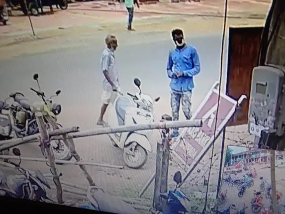 ବାରିପଦାରୁ ପୁଣି ଲୁଟ୍: ଗାଡ଼ି ଡିକିରୁ ନିମିଷକେ ଲୁଟିନେଲେ ୪ଲକ୍ଷ ୨୦ହଜାର!