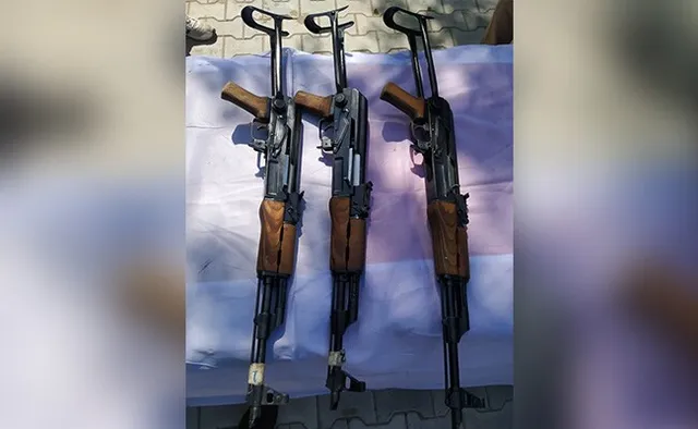 ଇଣ୍ଡୋ-ପାକ୍ ସୀମାରେ ଥିବା ଏକ କ୍ଷେତରୁ ଏକେ-୪୭, ଏମ୍‌-୧୬ ରାଇଫଲ ସମେତ ଅସ୍ତ୍ରଶସ୍ତ୍ର ଉଦ୍ଧାର କଲା ସୀମା ସୁରକ୍ଷା ବାହିନୀ