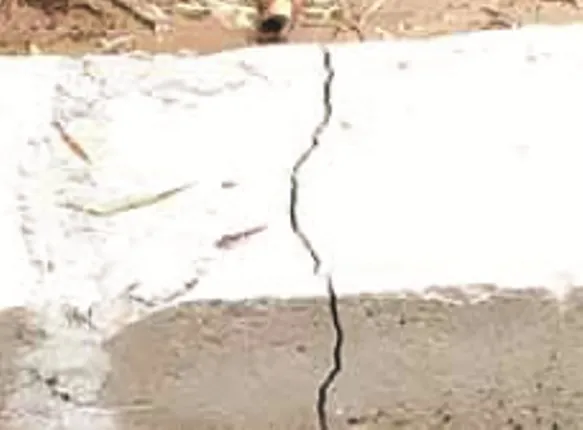 ନଦୀବନ୍ଧ ମାସେ ଗଲାନି, କ˚କ୍ରିଟ୍‌ କାନ୍ଥ ଫାଟି ଆଁ, ସିମେଣ୍ଟ ବୋଳି ଲୁଚାଇବାକୁ ଉଦ୍ୟମ