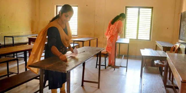 ଅଧ୍ୟାପକ-ଅଧ୍ୟାପିକାଙ୍କ ବଡ଼ ପଣ: ପାଣ୍ଠି ସଂଗ୍ରହ କରି ୫୦ ଜଣ ଛାତ୍ରଛାତ୍ରୀଙ୍କ କଲେଜ୍‌ ଫି ଭରିଲେ