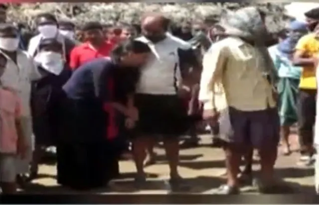 ଚାରିଦିନ ହେଲା ପଡ଼ିରହିଛି ମା, ଝିଅଙ୍କ ମୃତଦେହ, ଆଇଆଇସି, ତହସିଲଦାରଙ୍କୁ ଅଟକ ରଖିଲେ ଉତ୍ତ୍ୟକ୍ତ ଗ୍ରାମବାସୀ