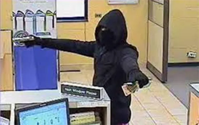 ବ୍ୟାଙ୍କ ଡକାୟତି: କର୍ମଚାରୀଙ୍କୁ ପଣବନ୍ଦୀ କରି ୧୦ ଲକ୍ଷ ଟଙ୍କା ନେଇଗଲା ଦୁର୍ବୃତ୍ତ!