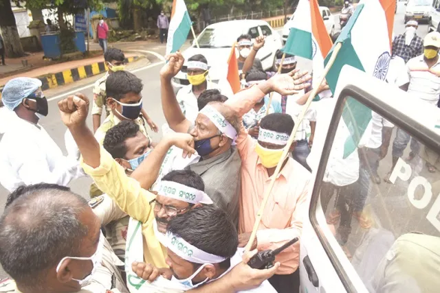 ନୂଆ କୃଷି ଆଇନକୁ ବିରୋଧ : ରାଜଧାନୀରେ ଗର୍ଜିଲେ ୧୫ କୃଷକ ସଂଗଠନ, ୮ ବାମଦଳ