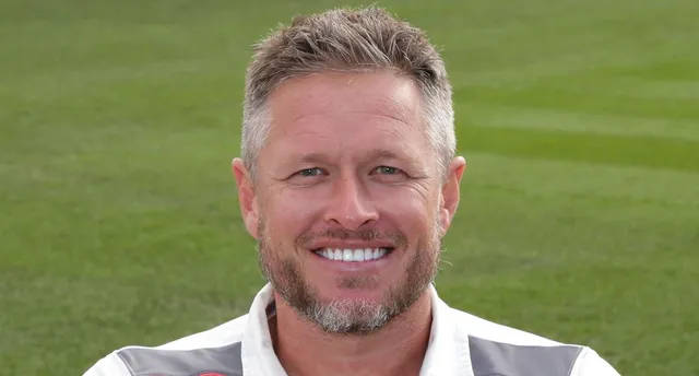 ବଲରେ ସାନିଟାଇଜର ଲଗାଇଥିବାରୁ ନିଲମ୍ବିତ ହେଲେ ଏହି ଖେଳାଳି