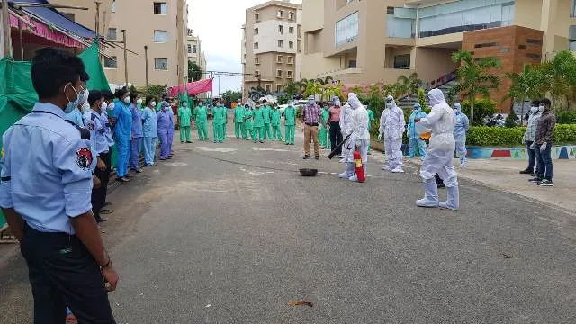 ଦ୍ବୈତ ନଗରୀରରେ ଥିବା କୋଭିଡ ହସ୍ପିଟାଲମାନଙ୍କରେ ଚାଲିଛି ମକଡ୍ରିଲ୍, କର୍ମଚାରୀଙ୍କୁ ଦିଆଯାଉଛି ପ୍ରଶିକ୍ଷଣ