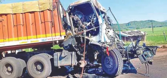 ଦୁର୍ଘଟଣାରେ ଜଳିଗଲା ଟ୍ରକ୍‌,ଡ୍ରାଇଭର ଜୀବନ୍ତ ଦଗ୍ଧ