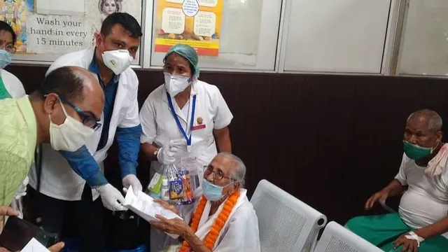 କରୋନାକୁ ହରାଇଲେ ୧୦୦ବର୍ଷ ବୃଦ୍ଧା: ସୁସ୍ଥ ହେବା ପରେ ଡାକ୍ତର ଓ ନର୍ସଙ୍କ  ମଧ୍ୟରେ ‌ଖେଳି ଗଲା ଖୁସି