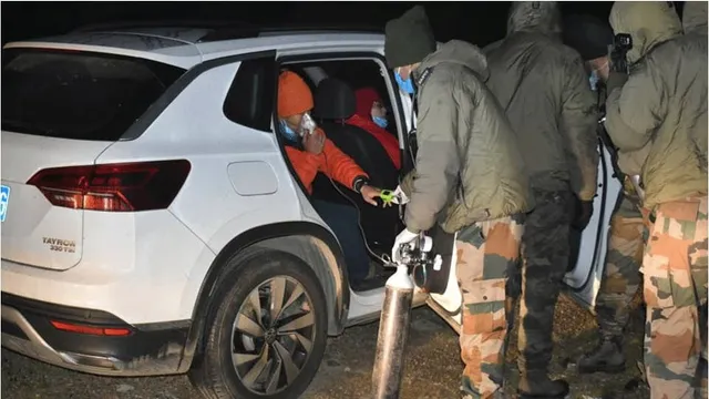 ଉତ୍ତର ସିକିମରୁ ତିନିଜଣ ଚୀନ୍ ନାଗରିକଙ୍କୁ ଉଦ୍ଧାର କରି ଖାଦ୍ୟ ଓ ଅମ୍ଳଜାନ ଯୋଗାଇ ଦେଲା ଭାରତୀୟ ସେନା