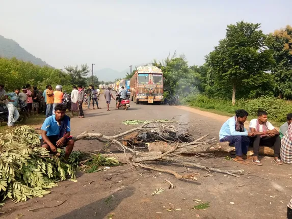ଟ୍ୟାଙ୍କର ଧକ୍କାରେ ଯୁବତୀଙ୍କ ମୃତ୍ୟୁକୁ ନେଇ ଉତ୍ତେଜନା, ରାସ୍ତାରୋକ କଲେ ଉତ୍ତ୍ୟକ୍ତ ଲୋକେ