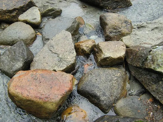 ପୁରୁଣା କଟକ  : ପଥର ସନ୍ଧିରେ ଶିଶୁର ଗୋଡ଼ ଫସିଲା, ଓଡ୍ରାଫ ଟିମର ଉଦ୍ଧାର ଜାରି