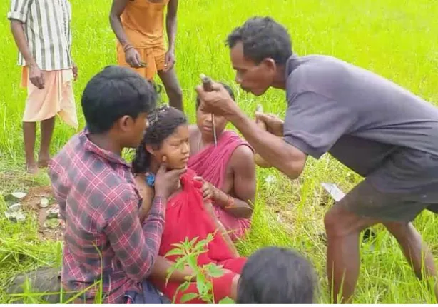 ଜଙ୍ଗଲ ମଝିରେ ପ୍ରସୂତିଙ୍କୁ ଗୁଣିଆର ଝଡ଼ାଫୁଙ୍କା, ଗୁରୁତର ଅବସ୍ଥାରେ ମେଡିକାଲରେ ଭର୍ତ୍ତି ହେଲେ ପ୍ରସୂତି