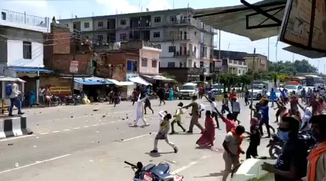 ୟୁପି ବାଲିଆରେ ପୁଲିସ-ଜନତା ଖଣ୍ଡଯୁଦ୍ଧ, ୧୨ ଗୁରୁତର