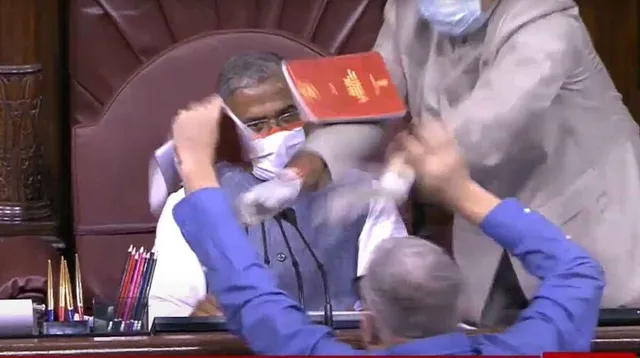 କୃଷି ବିଲକୁ ନେଇ ରାଜ୍ୟସଭାରେ ହଙ୍ଗାମା: ଉପସଭାପତିଙ୍କଠାରୁ ବିଲ୍ ଛଢ଼ାଇବାର ପ୍ରୟାସ ସହ ମାଇକ୍ ଭାଙ୍ଗିଲେ ବିରୋଧୀ