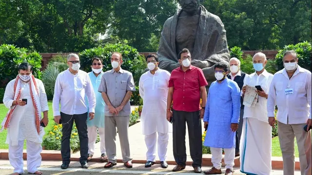 ବିରୋଧୀଙ୍କ ମୌସୁମୀ ଅଧିବେଶନ ବହିଷ୍କାର ଡାକରାରେ ଯୋଗ ଦେବାକୁ ଧାରଣାରୁ ଉଠିଲେ ୮ ନିଲମ୍ବିତ  ସାଂସଦ